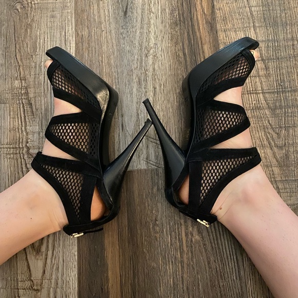 Selling Fendi heels, got them from a friend but they are too big. - Picture 3 of 3